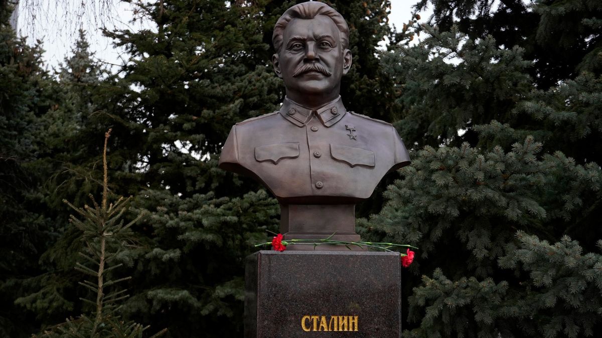 Před příjezdem Putina odhalili ve Volgogradu sochu Stalina